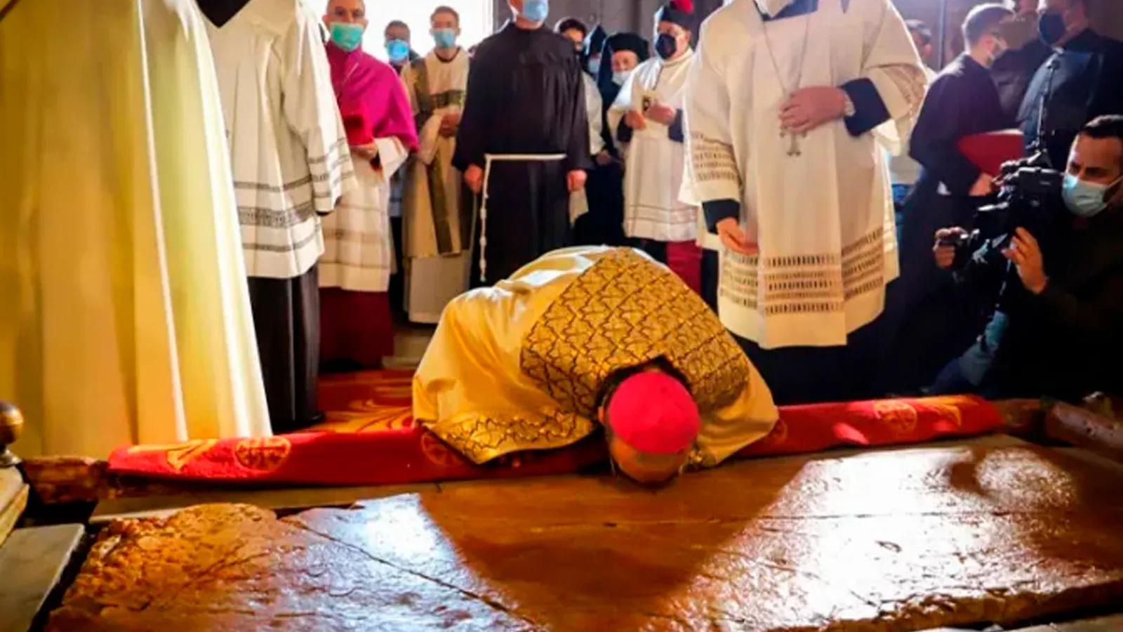 El Cardenal Pierbattista Pizzaballa, Patriarca Latino de Jerusalén, reza sobre la piedra de la unción.?w=200&h=150