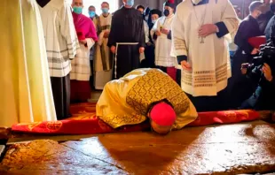 El Cardenal Pierbattista Pizzaballa, Patriarca Latino de Jerusalén, reza sobre la piedra de la unción. Crédito: Patriarcado Latino de Jerusalén.