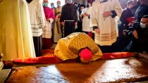 El Cardenal Pierbattista Pizzaballa, Patriarca Latino de Jerusalén, reza sobre la piedra de la unción.