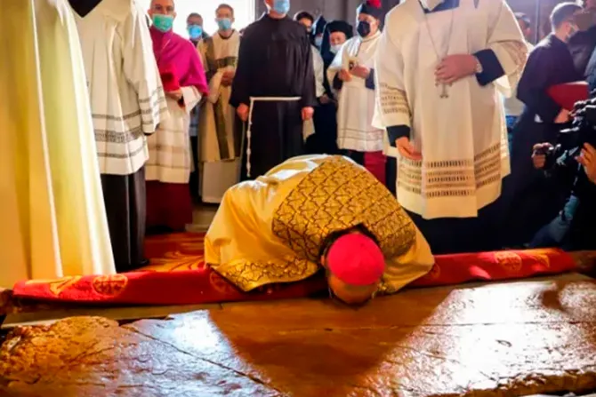El Cardenal Pierbattista Pizzaballa reza sobre la piedra de la unción