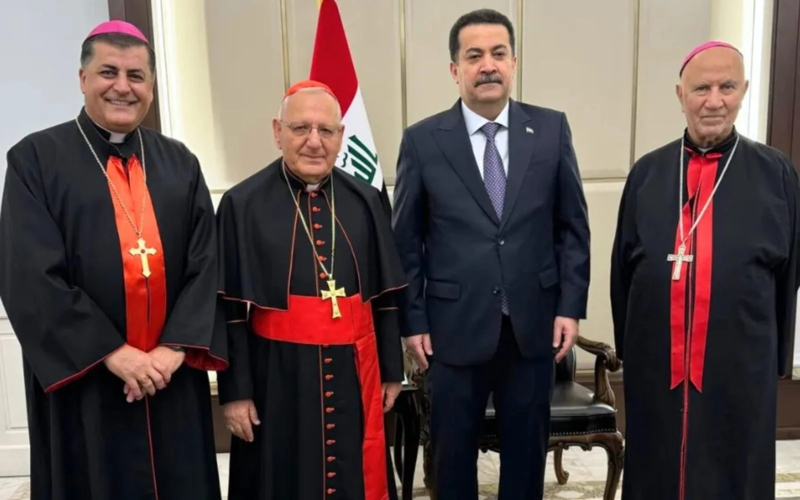 El Cardenal Louis Raphael Sako (segundo desde la izquierda), patriarca de la Iglesia caldea, regresó a Bagdad, capital de Irak, después de estar ausente de su sede patriarcal desde julio de 2023. Junto al obispo Thomas Mirm (derecha), el patriarca hizo su camino hasta el Palacio Patriarcal, donde los obispos Shlimon Warduni (no en la foto) y Basilios Yaldo (izquierda) le dieron la bienvenida, acompañados por sacerdotes de la Arquidiócesis de Bagdad.?w=200&h=150