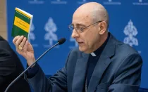 El Cardenal Víctor Manuel Fernández presenta la declaración "Dignitas Infinita" este lunes 8 de abril en Roma