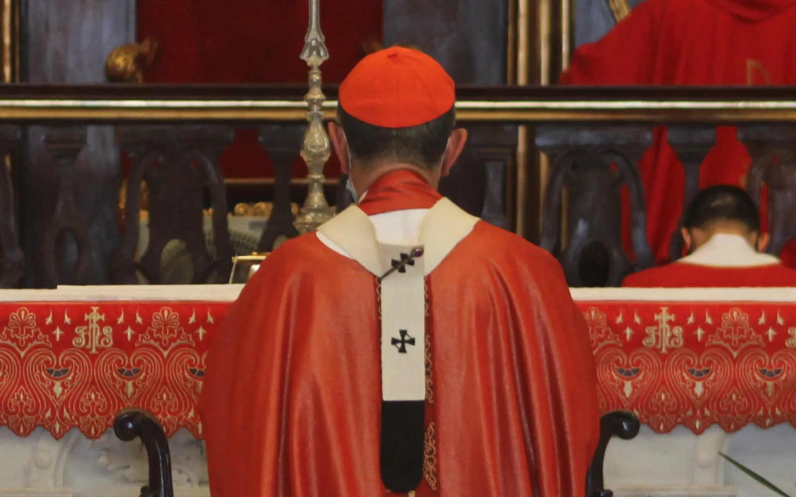 Un cardenal católico, arrodillado durante una celebración litúrgica.?w=200&h=150