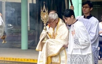 El Cardenal Joseph Zen lidera una procesión eucarística en Hong Kong después de celebrar la Misa en latín el 22 de junio.