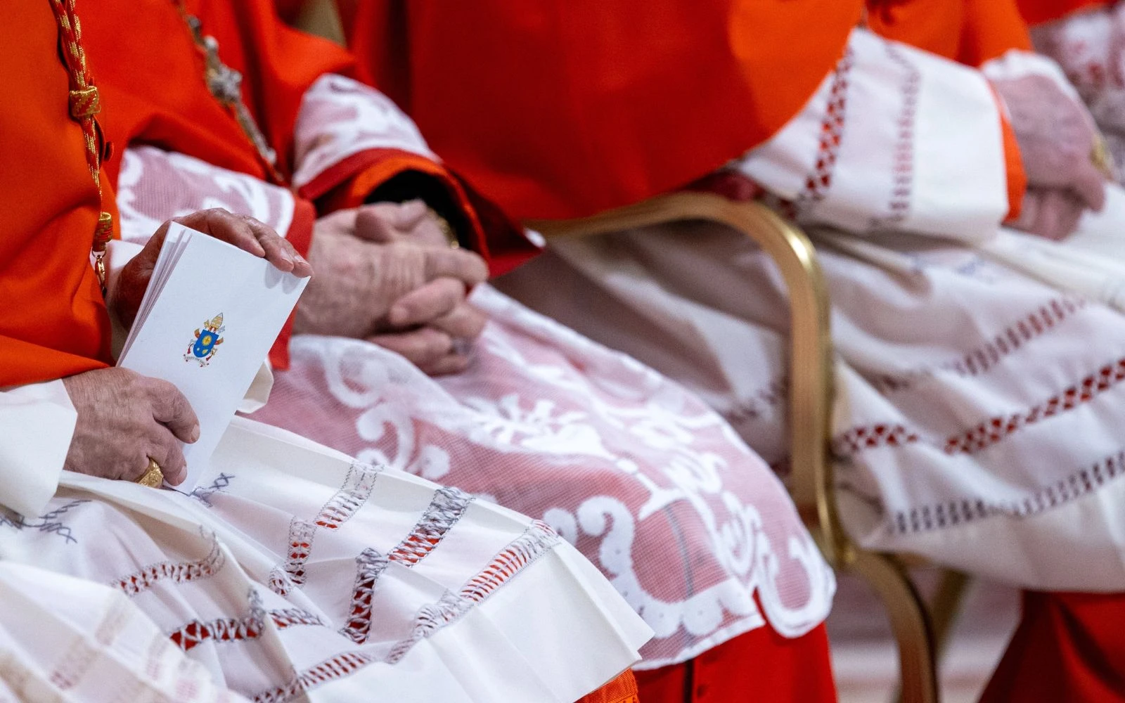 Cardenales siguen la ceremonia durante el consistorio público ordinario para la creación de nuevos cardenales en la Basílica de San Pedro, Ciudad del Vaticano, 7 de diciembre de 2024.?w=200&h=150