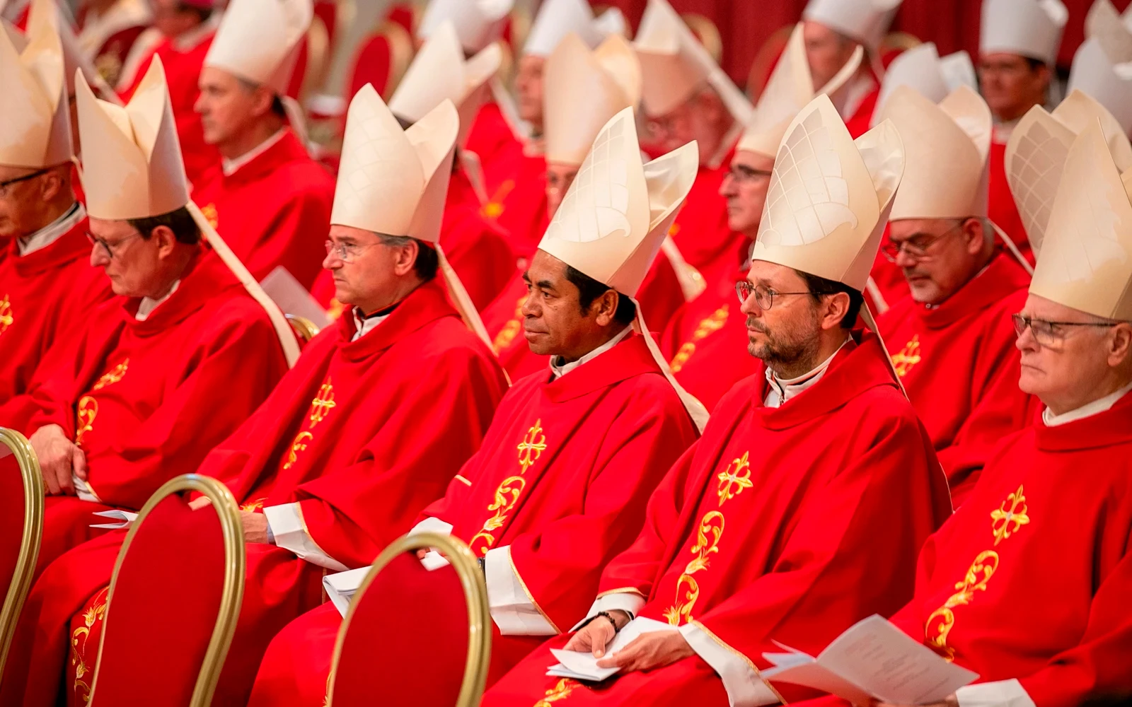 Cardenales durante la sexta misa de los Novendiales celebrada en la Basílica de San Pedro, antes del cónclave de 2025.?w=200&h=150