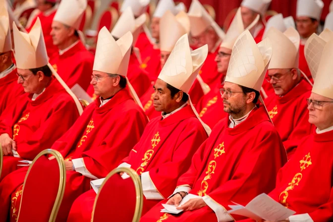 Cardenales durante la sexta misa de los Novendiales celebrada en la Basílica de San Pedro.