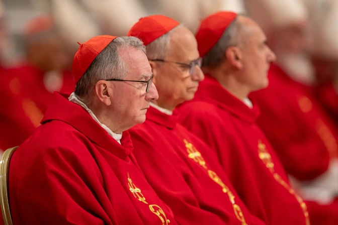 El Cardenal Pietro Parolin se sienta junto a sus hermanos cardenales