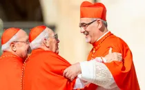 El Cardenal Giovanni Battista Re saluda al nuevo Cardenal Pierbattista Pizzaballa
