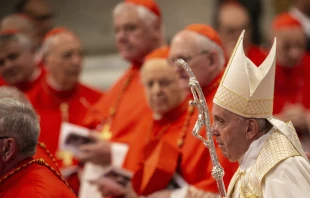 El Papa Francisco en una Misa en la Basílica de San Pedro con un grupo de cardenales Crédito: Daniel Ibáñez / EWTN News