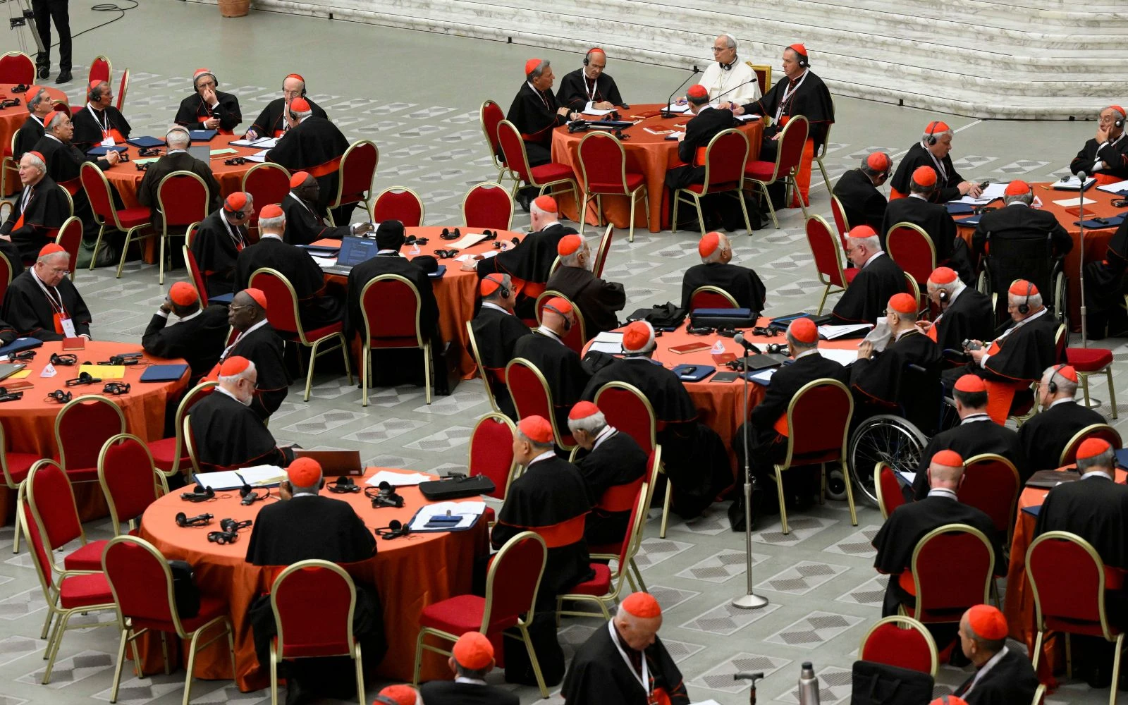 Los cardenales trabajaron por grupos separados en mesas redondas?w=200&h=150