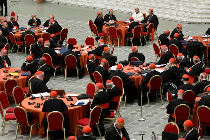 Los cardenales en mesas redondaas