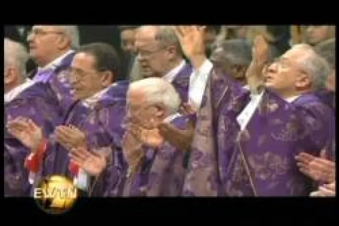 VIDEO: Ovacionan al Papa Benedicto XVI en Misa de Miércoles de Ceniza en San Pedro
