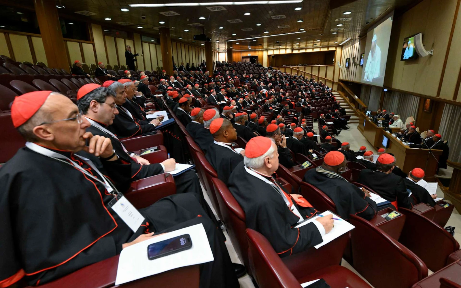 Los cardenales se reúnen con el Papa León XIV en la tercera sesión del consistorio el 8 de enero de 2025 en el Vaticano.?w=200&h=150