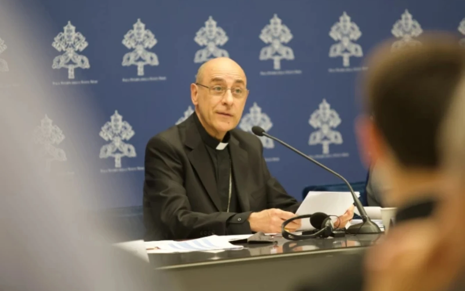 El Cardenal Víctor Manuel Fernández, prefecto del Dicasterio para la Doctrina de la Fe, preside una conferencia de prensa el viernes 17 de mayo de 2024 sobre el nuevo documento del Vaticano acerca de las apariciones marianas.?w=200&h=150