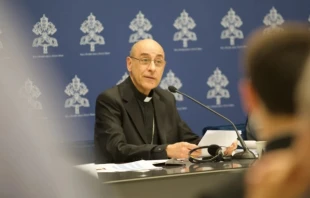 El Cardenal Víctor Manuel Fernández, prefecto del Dicasterio para la Doctrina de la Fe, preside una conferencia de prensa el viernes 17 de mayo de 2024 sobre el nuevo documento del Vaticano acerca de las apariciones marianas. Crédito: Rudolf Gehrig - EWTN News