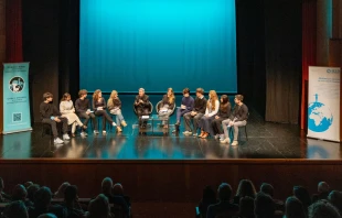 El pro-prefecto del Dicasterio para la Evangelización, el Cardenal Luis Antonio Tagle, se reunió el sábado con jóvenes en la ciudad italiana de Gorizia Crédito: Ilaria Tassini Diócesis de Gorizia