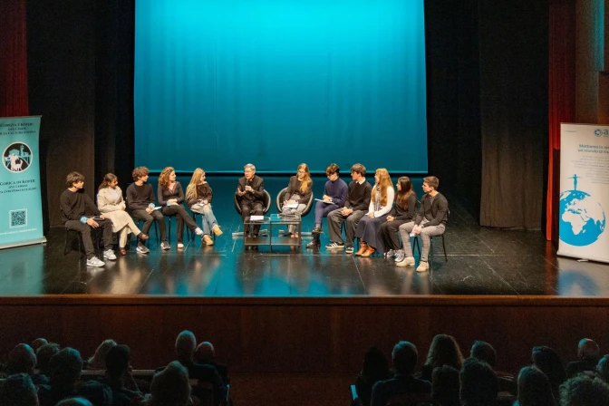 El pro-prefecto del Dicasterio para la Evangelización, el Cardenal Luis Antonio Tagle se reunió con jóvenes en la ciudad italiana de Gorizia,