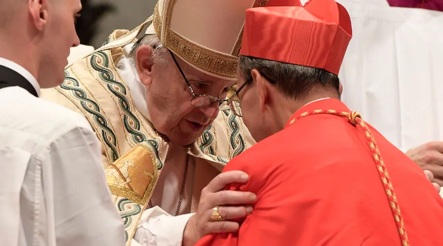 El Papa Francisco impone el birrete al Cardenal Gregorio Rosa Chávez. Foto: L'Osservatore Romano?w=200&h=150