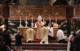 El Cardenal Raymond Burke da la bendición final después de celebrar una Misa tradicional en latín en el Altar de la Cátedra en la Basílica de San Pedro durante la tercera edición de la peregrinación Summorum Pontificum en Roma, el 25 de octubre de 2014. Crédito: Daniel Ibáñez/EWTN News.