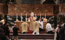 El Cardenal Raymond Burke da la bendición final después de celebrar una Misa tradicional en latín en el Altar de la Cátedra en la Basílica de San Pedro durante la tercera edición de la peregrinación Summorum Pontificum en Roma, el 25 de octubre de 2014.