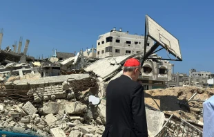 El Cardenal Pizzaballa recorriendo las ruinas dejadas por los bombardeos en Gaza este 2025. Crédito: Patriarcado Latino de Jerusalén.