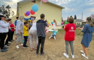 Refugiados ucranianos acogidos por Cu00e1ritas disfrutan de unos du00edas de asueto veraniego en Espau00f1a. Cru00e9dito: Cu00e1ritas Madrid 