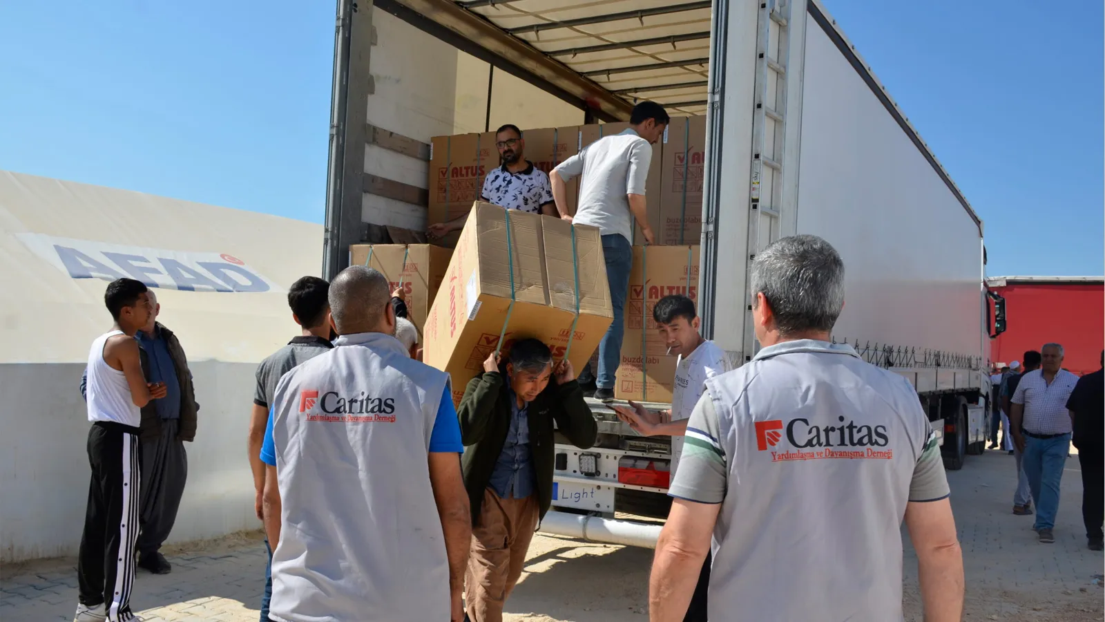 Personal de Cáritas Turquía apoyando en la entrega de artículos de primera necesidad para los afectados por el terremoto del 6 de febrero de 2023.?w=200&h=150