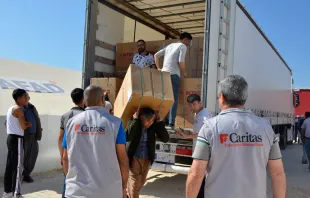 Personal de Cáritas Turquía apoyando en la entrega de artículos de primera necesidad para los afectados por el terremoto del 6 de febrero de 2023. Crédito: Cáritas Internationalis.