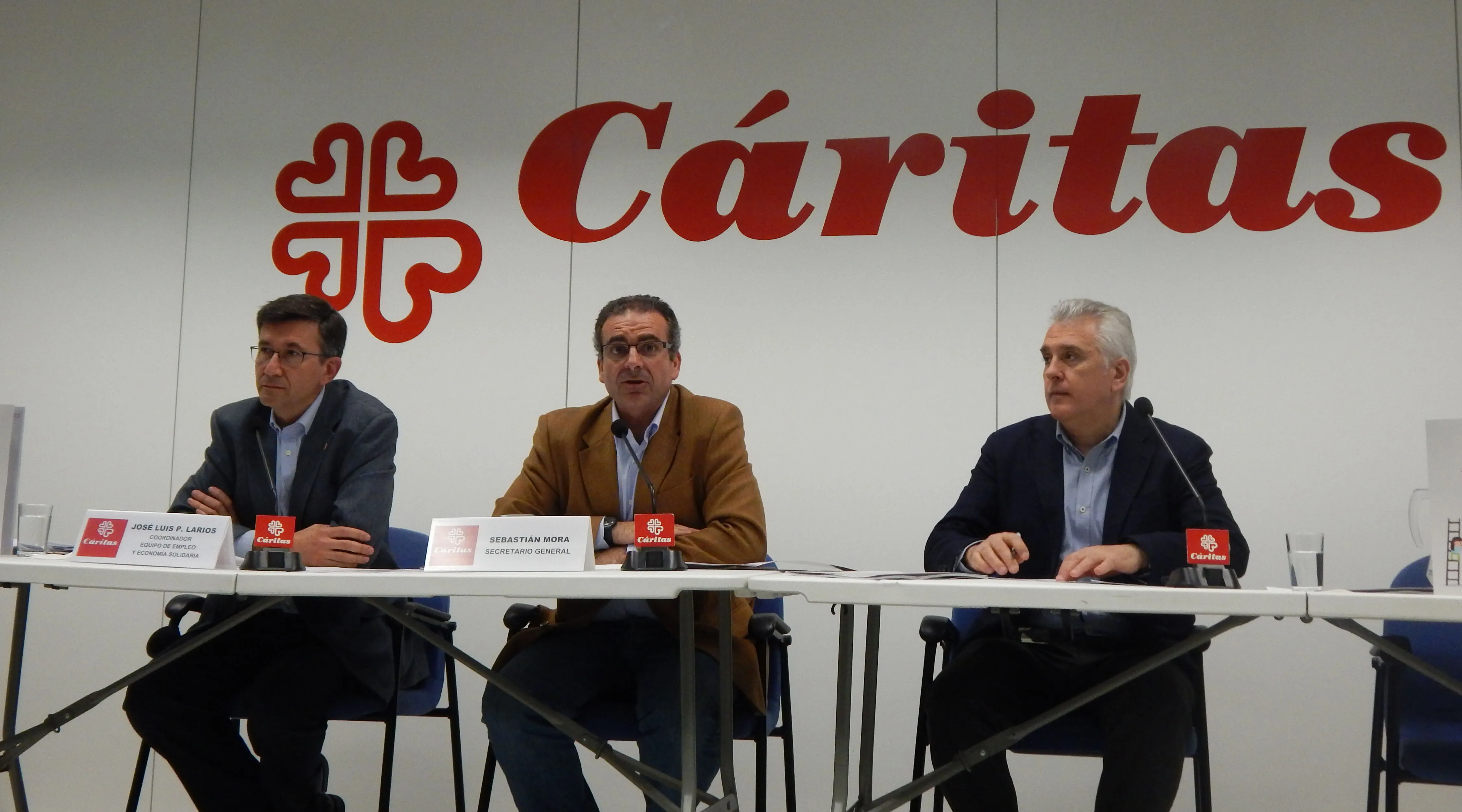 José Luis Pérez Larios (izq), Sebastián Mora (centro ) y Ángel Arriví (dcha) en la presentación del Informe de Empleo 2014 de Cáritas. Foto: ACI Prensa. ?w=200&h=150