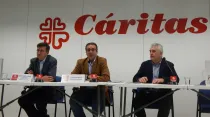 José Luis Pérez Larios (izq), Sebastián Mora (centro ) y Ángel Arriví (dcha) en la presentación del Informe de Empleo 2014 de Cáritas. Foto: ACI Prensa. 