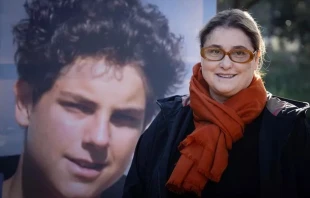 Antonia Salzano, madre de San Carlo Acutis, un adolescente que dedicó su vida a difundir la fe en internet, ganándose el apodo de "el influencer de Dios", posa frente a un retrato de su hijo, en Asís (Italia) el 4 de abril de 2025. Crédito: Tiziana Fabi / Getty.