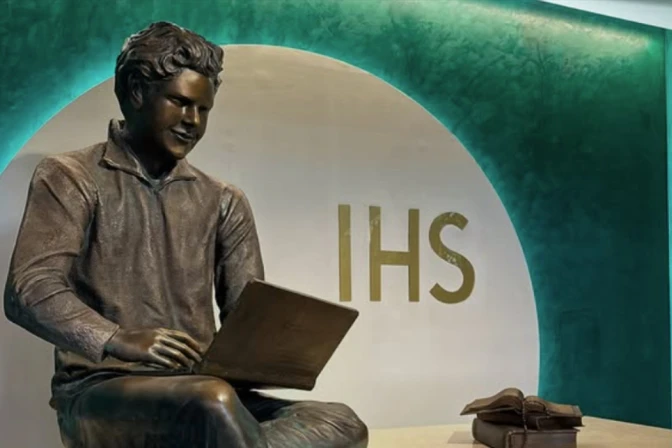 Escultura de Carlo Acutis en la Iglesia dela Inmaculada en Granada (España).