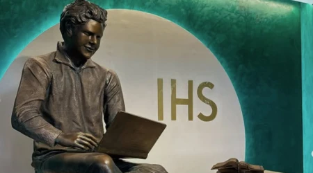 Escultura de Carlo Acutis en la Iglesia dela Inmaculada en Granada (España).