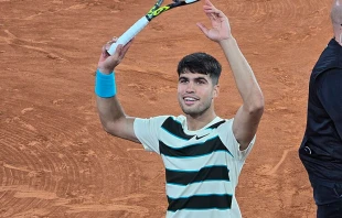 Carlos Alcaraz en Roland Garros 2025. Crédito: Like tears in rain (CC BY-SA 4.0).