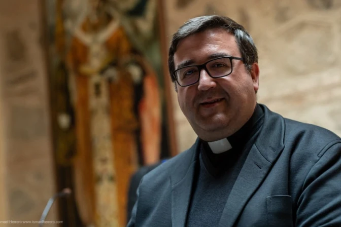 El sacerdote español Carlos Loriente García.