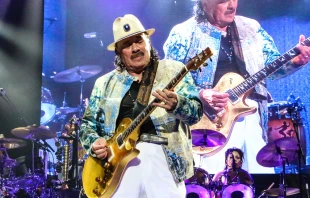 Carlos Santana en concierto Crédito: Myzz Frantastic / Shutterstock.