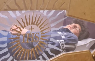 Cuerpo de Carlo Acutis en la Iglesia de Santa María la Mayor de Asís (Italia) Crédito: Diego López Marina - ACI Prensa