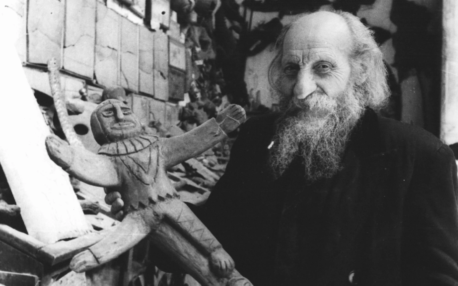 P. Carlo Crespi (1891-1982) sosteniendo un crucifijo de su colección etnográfica en Cuenca, Ecuador.?w=200&h=150