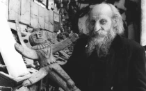 P. Carlo Crespi (1891-1982) sosteniendo un crucifijo de su colección etnográfica en Cuenca, Ecuador.