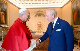 El Papa León XIV y el Rey Carlos III durante un encuentro histórico que incluyó un momento de oración en el Vaticano, el jueves 23 de octubre de 2025. Crédito: Vatican Media