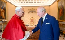El Papa León XIV y el Rey Carlos III durante un encuentro histórico que incluyó un momento de oración en el Vaticano, el jueves 23 de octubre de 2025.
