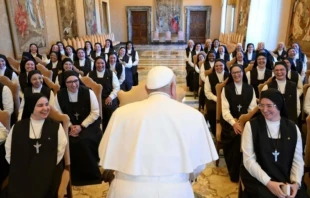 El Papa Francisco recibe a las Carmelitas Mensajeras del Espíritu Santo. Crédito: Vatican Media.