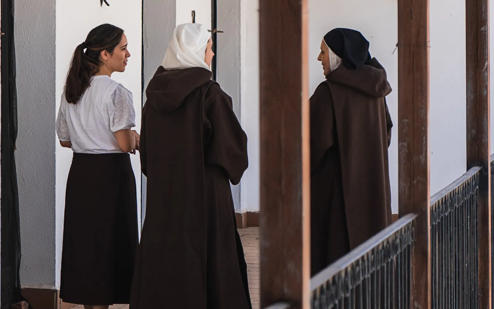 La Madre Ana María y la hermana Raquel, carmelitas ermitañas, junto a una joven postulante.?w=200&h=150
