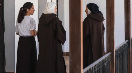 La Madre Ana María y la hermana Raquel, carmelitas ermitañas, junto a una joven postulante.