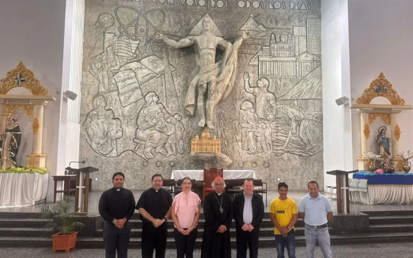 El Cardenal Brenes recibe el mural restaurado de Cristo resucitado. Crédito: Arquidiócesis de Managua.