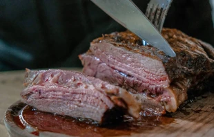 Es poco conocido que la costumbre penitencial de la abstinencia en la Iglesia Católica se extiende a todos los viernes del año. Crédito: José Ignacio Pompé / Unsplash.