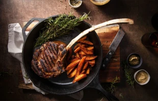 La Iglesia Católica enseña que todos los viernes, a no ser que coincidan con una solemnidad, debe guardarse la abstinencia de carne. Crédito: Madie Hamilton / Unsplash.