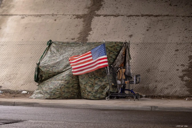 Bandera estadounidense en una tienda de campaña