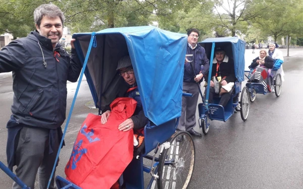 Peregrinos de la Hospitalidad de nuestra Señora de Lourdes de Madrid en el santuario. Crédito: Cedida José María Gaubeka.